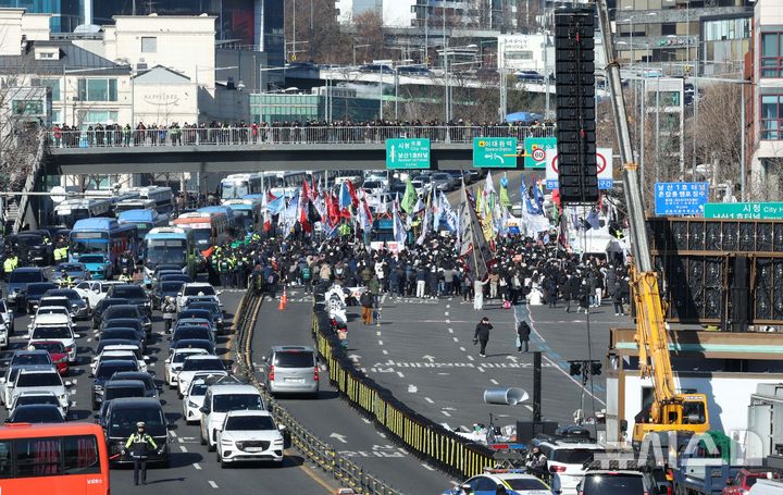 [서울=뉴시스] 고범준 기자 = 4일 서울 용산구 대통령 관저 인근에서 민주노총 집회 참가자들이 관저 방향으로 행진을 하려하자 경찰들이 막아서고 있다. 2025.01.04. bjko@newsis.com