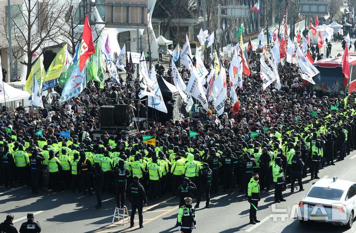 [서울=뉴시스] 고범준 기자 = 4일 서울 용산구 대통령 관저 인근에서 민주노총 집회 참가자들이 관저 방향으로 행진을 하려하자 경찰들이 막아서고 있다. 2025.01.04. bjko@newsis.com