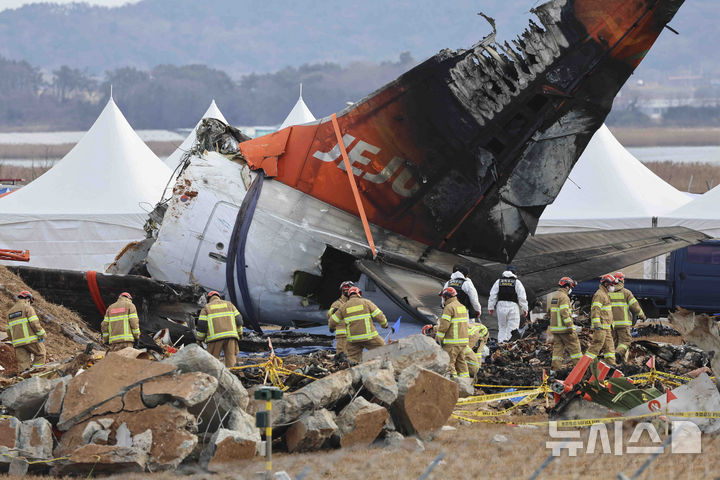 [무안=뉴시스] 김근수 기자 = 4일 전남 무안군 무안국제공항 제주항공 여객기 참사 현장에서 수색대원들이 수색 작업을 하고 있다. 2025.01.04. ks@newsis.com