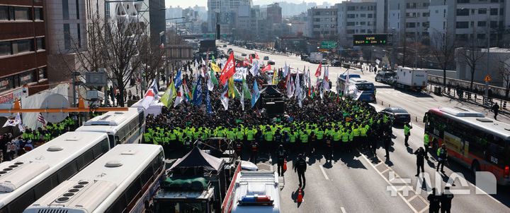 [서울=뉴시스] 고범준 기자 = 4일 서울 용산구 대통령 관저 인근에서 민주노총 집회 참가자들이 관저 방향으로 행진을 하려하자 경찰들이 막아서고 있다. 2025.01.04. bjko@newsis.com