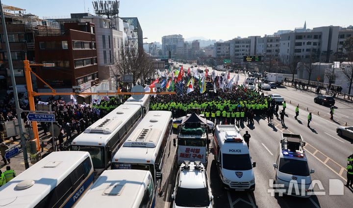 [서울=뉴시스] 고범준 기자 = 4일 서울 용산구 대통령 관저 인근에서 민주노총 집회 참가자들이 관저 방향으로 행진을 하려하자 경찰들이 막아서고 있다. 2025.01.04. bjko@newsis.com