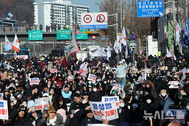 [서울=뉴시스] 고범준 기자 = 4일 서울 용산구 대통령 관저 인근에서 민주노총 집회 참가자들이 윤 대통령 탄핵을 촉구하는 집회를 하고 있다. 2025.01.04. bjko@newsis.com