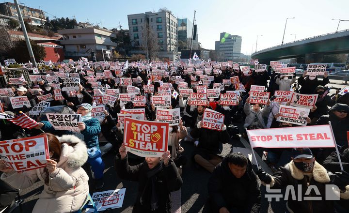 [서울=뉴시스] 고범준 기자 = 4일 서울 용산구 대통령 관저 인근에서 윤석열 대통령 지지자들이 윤 대통령 탄핵 기각을 촉구하는 집회를 하고 있다. 2025.01.04. bjko@newsis.com