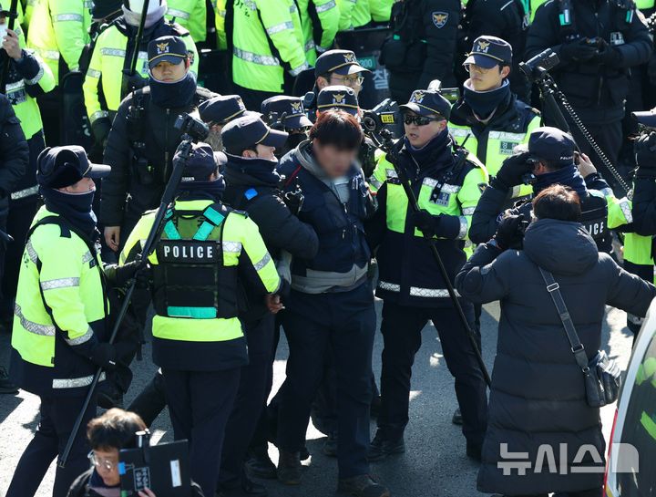[서울=뉴시스] 고범준 기자 = 4일 서울 용산구 대통령 관저 인근에서 민주노총 집회 참가자들이 관저 방향으로 행진을 하던 중 경찰에 연행되고 있다. 2025.01.04. bjko@newsis.com
