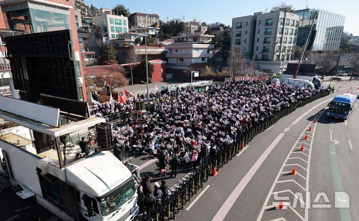 [서울=뉴시스] 고범준 기자 = 4일 서울 용산구 대통령 관저 인근에서 윤석열 대통령 지지자들이 윤 대통령 탄핵 기각을 촉구하는 집회를 하고 있다. 2025.01.04. bjko@newsis.com