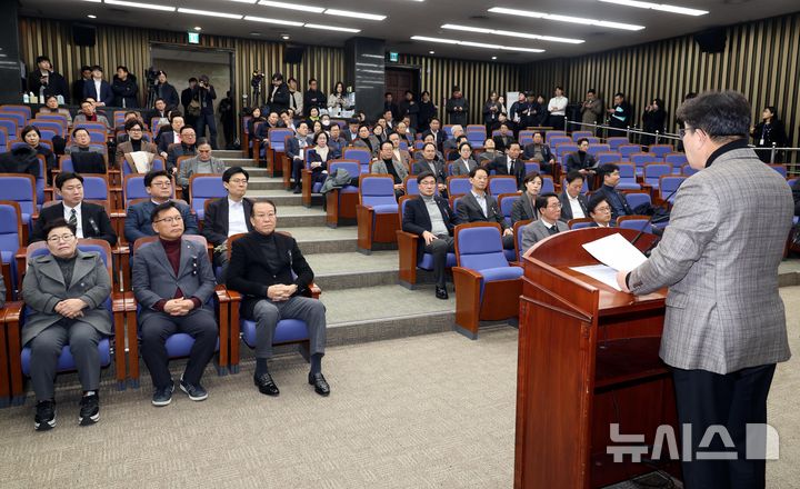 [서울=뉴시스] 조성봉 기자 = 권성동 국민의힘 원내대표가 4일 오후 서울 여의도 국회에서 열린 비상 의원총회에서 발언을 하고 있다. 2025.01.04. suncho21@newsis.com