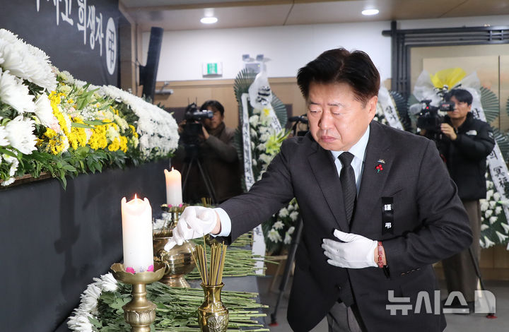 [제주=뉴시스] 우장호 기자 = 오영훈 제주지사가 4일 오후 제주도의회 대회의실에 마련된 무안공항 제주항공 여객기 사고 희생자 합동 분향소를 찾아 참배하고 있다. 제주도는 사고 희생자를 애도하고 도민들이 더 많이 합동분향소를 찾아 참배할 수 있도록 국가 애도 기간 종료 후인 오는 9일까지 합동분향소를 운영키로 했다. 2025.01.04. woo1223@newsis.com