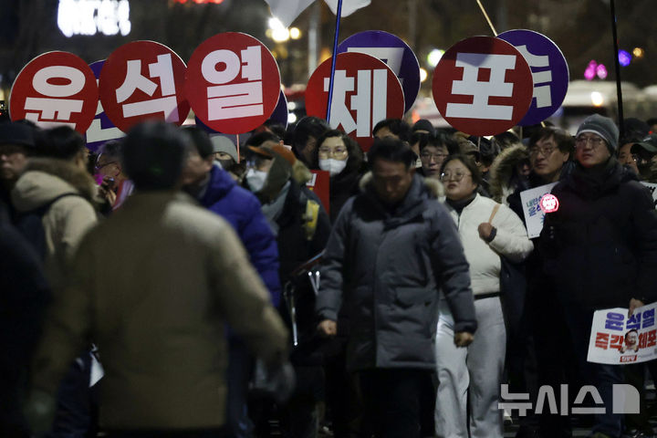 [서울=뉴시스] 최동준 기자 = 민주노총 등이 4일 서울 용산구 한남동 대통령 관저 인근에서 윤석열 대통령 규탄 집회를 하고 있다. 2025.01.04. photocdj@newsis.com