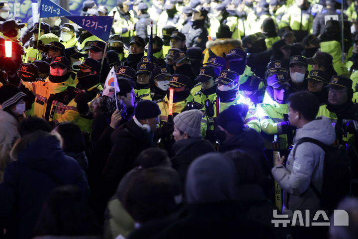 [서울=뉴시스] 최동준 기자 = 4일 서울 용산구 한남동 대통령 관저 인근에서 경찰이 탄핵 찬반 집회 안전을 위해 통행을 제한하고 있다. 2025.01.04. photocdj@newsis.com