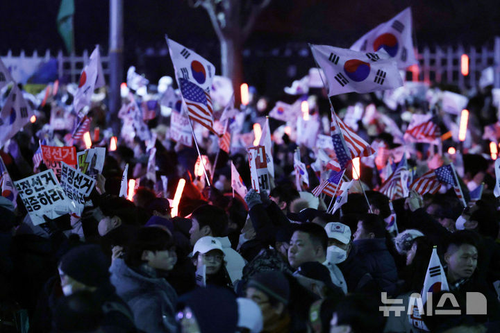 [서울=뉴시스] 최동준 기자 = 보수단체 등 윤석열 대통령 지지자들이 4일 서울 용산구 한남동 대통령 관저 인근에서 윤 대통령 지지 집회를 하고 있다. 2025.01.04. photocdj@newsis.com