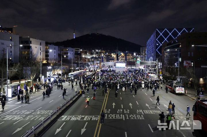 [서울=뉴시스] 최동준 기자 = 4일 윤석열 대통령 관저 인근 서울 한남대로가 탄핵 찬반 집회 인파로 인해 양방향 통제되고 있다. 2025.01.04. photocdj@newsis.com