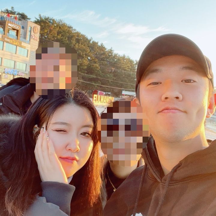 [서울=뉴시스 ] 경선씨가 떠난 뒤 가족들은 한동안 그 이름을 소리 내어 말하지 않았다. 사진은 지난해 봄 고 김경선씨(왼쪽)가 오빠, 부모님과 함께 제주도로 첫 가족여행을 간 모습. (사진 = 김현성씨 제공) 2025.01.05. *재판매 및 DB 금지