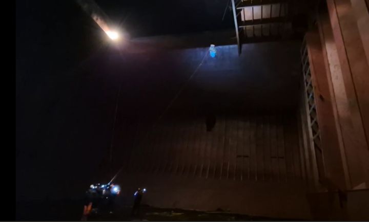 [부산=뉴시스] 4일 오후 경남 통영시 욕지도 남쪽 34㎞ 해상에서 항행 중이던 몰타 선적 벌크선 A(4만t급)호에서 10m 높이의 화물창으로 추락한 필리핀 국적 선원을 해경이 구조하고 있다. (사진=남해해경청 제공) 2025.01.05. photo@newsis.com *재판매 및 DB 금지