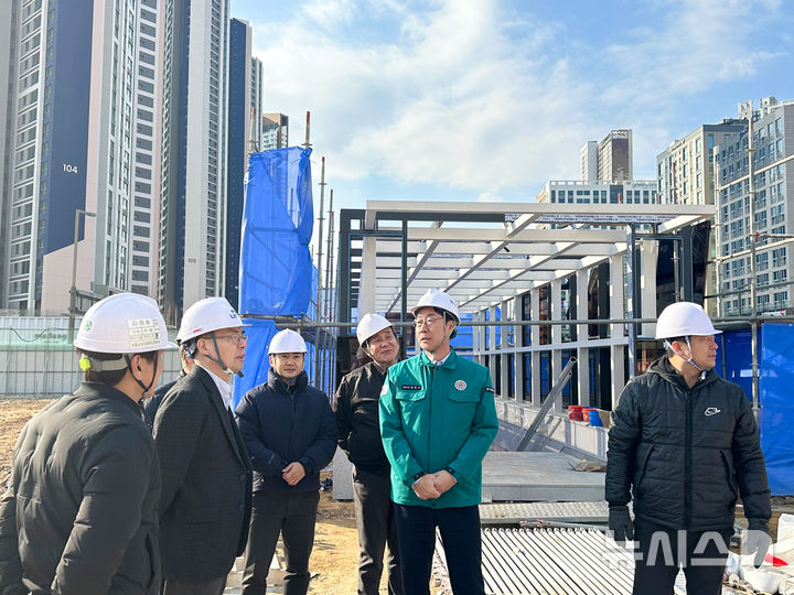 [화성=뉴시스]정명근 화성시장(사진 오른쪽 두 번째)이 3일 여울공원에서 LH 관계자와 화성시 직원 등과 함께 지하주차장 점검을 준비 중이다.(사진=화성시 제공)2025.01.05.photo@newsis.com 