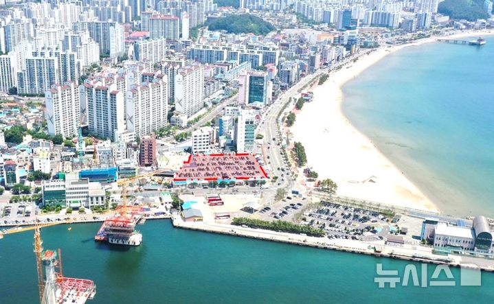 [포항=뉴시스] 송종욱 기자 = 포항시가 6일부터 다음 달 19일까지 영일대 공영주차장 터 6869㎡를 민간 사업 제안 공모로 특급호텔을 유치한다. 사진은 영일대 공영주차장(붉은 점선) 전경. (사진=포항시 제공) 2025.01.05 photo@newsis.com