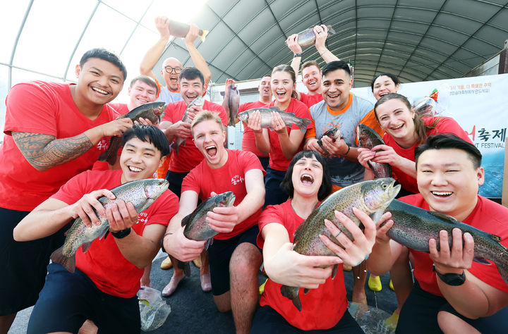 [평창=뉴시스] 이덕화 기자 = 강원도 대표 겨울축제로 자리매김 한 '제16회 평창송어축제'가 진부면 오대천 일원에서 열리고 있는 가운데 5일 맨손송어잡기에 참여한 외국인 관광객들이 자신들이 잡은 송어를 자랑하며 즐거워 하고 있다. (사진=평창군 제공) 2025.01.05.photo@newsis.com *재판매 및 DB 금지