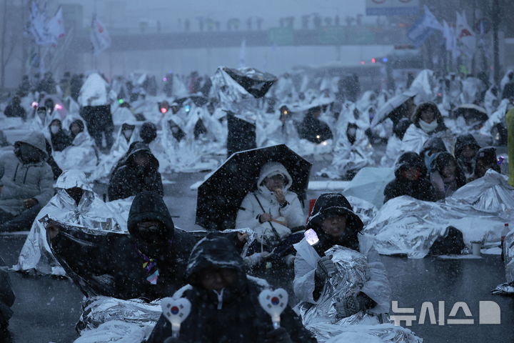 [서울=뉴시스] 정병혁 기자 = 5일 서울 용산구 대통령 관저 인근에서 열린 1박 2일 민주노총 철야투쟁에서 시민들이 은박 비닐을 덮은 채 참석해 있다. 2025.01.05. jhope@newsis.com