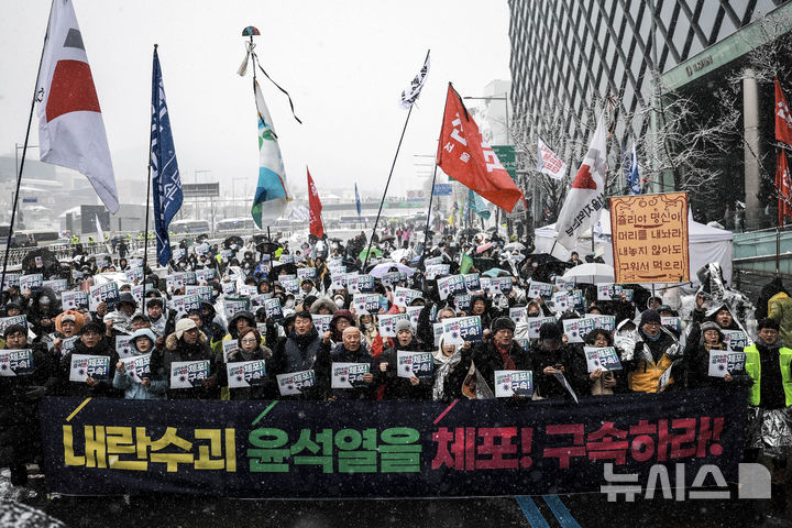 [서울=뉴시스] 정병혁 기자 = 5일 서울 용산구 대통령 관저 인근에서 열린 내란수괴 윤석열 신속 체포 촉구 긴급 기자회견에서 민주노총 조합원을 비롯한 시민단체 회원들이 구호를 외치고 있다. 2025.01.05. jhope@newsis.com