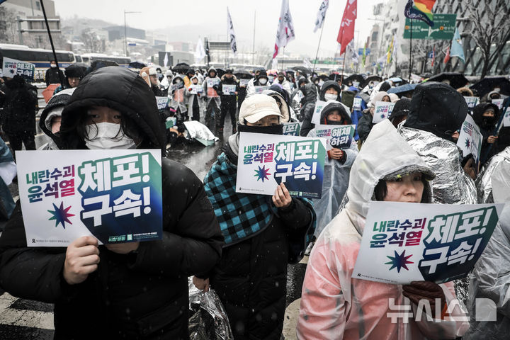 [서울=뉴시스] 정병혁 기자 = 5일 서울 용산구 대통령 관저 인근에서 열린 내란수괴 윤석열 신속 체포 촉구 긴급 기자회견에서 민주노총 조합원을 비롯한 시민단체 회원들이 피켓을 들고 있다. 2025.01.05. jhope@newsis.com