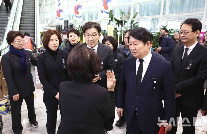 [무안=뉴시스] 김근수 기자 = 권성동 국민의힘 원내대표가 5일 전남 무안군 무안국제공항을 찾아 자원봉사자와 이야기 나누고 있다. 2025.01.05. ks@newsis.com