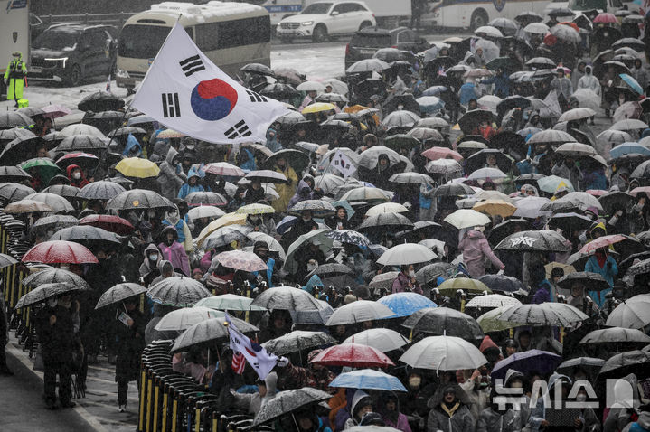 [서울=뉴시스] 정병혁 기자 = 5일 서울 용산구 대통령 관저 인근에서 사랑제일교회 등 보수단체 회원들이 탄핵 기각 촉구 전국 주일 연합 예배를 하고 있다. 2025.01.05. jhope@newsis.com