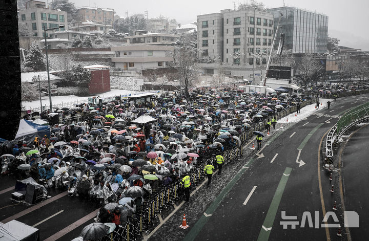 [서울=뉴시스] 정병혁 기자 = 5일 서울 용산구 대통령 관저 인근에서 사랑제일교회 등 보수단체 회원들이 탄핵 기각 촉구 전국 주일 연합 예배를 하고 있다. 2025.01.05. jhope@newsis.com