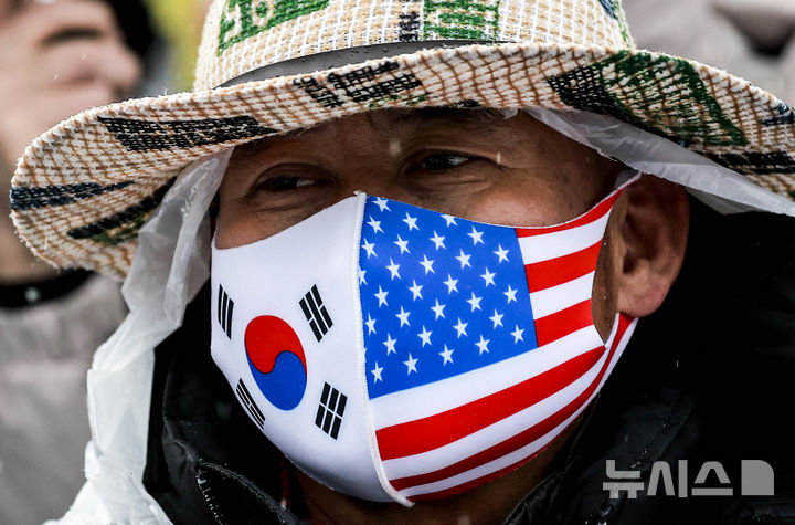 [서울=뉴시스] 정병혁 기자 = 5일 서울 용산구 대통령 관저 인근에서 사랑제일교회 등 보수단체 회원들이 탄핵 기각 촉구 전국 주일 연합 예배를 하고 있다. 2025.01.05. jhope@newsis.com