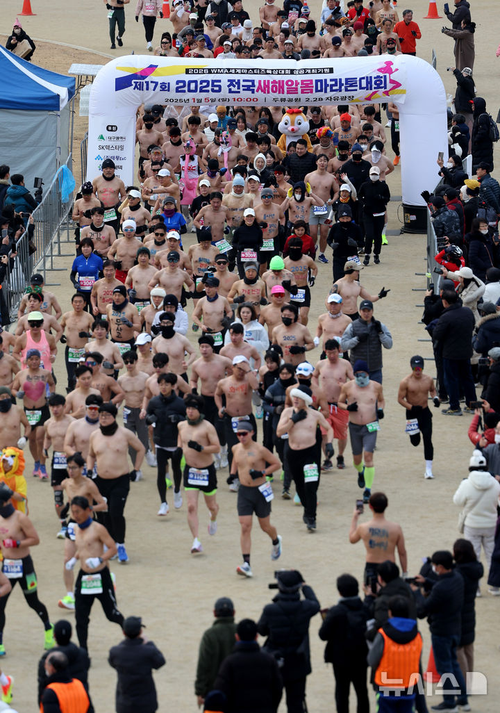 [대구=뉴시스] 이무열 기자 = 5일 대구 달서구 두류공원 2.28 자유광장에서 열린 제17회 전국새해 알몸마라톤대회에서 참가자들이 추위도 잊은 채 힘찬 출발을 하고 있다. 2025.01.05. lmy@newsis.com