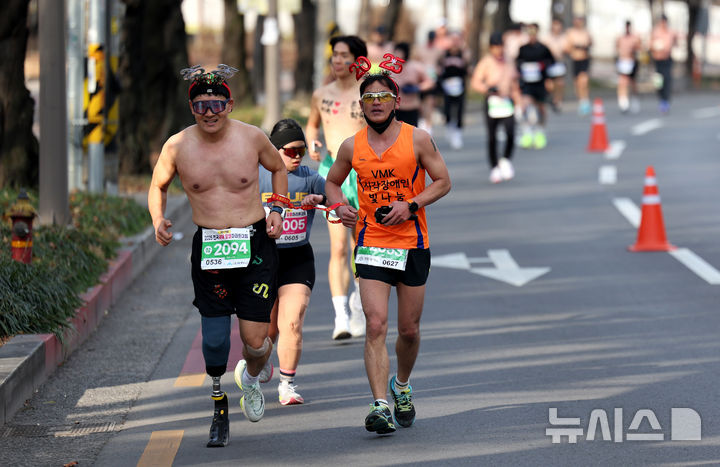 [대구=뉴시스] 이무열 기자 = 5일 대구 달서구 두류공원 2.28 자유광장에서 열린 제17회 전국새해 알몸마라톤대회에서 참가자들이 추위도 잊은 채 힘차게 달리고 있다. 2025.01.05. lmy@newsis.com
