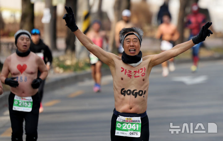 [대구=뉴시스] 이무열 기자 = 5일 대구 달서구 두류공원 2.28 자유광장에서 열린 제17회 전국새해 알몸마라톤대회에서 참가자들이 추위도 잊은 채 힘차게 달리고 있다. 2025.01.05. lmy@newsis.com