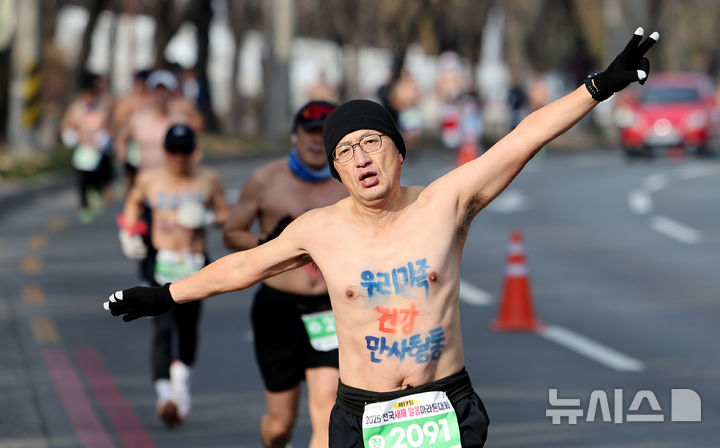 [대구=뉴시스] 이무열 기자 = 5일 대구 달서구 두류공원 2.28 자유광장에서 열린 제17회 전국새해 알몸마라톤대회에서 참가자들이 추위도 잊은 채 힘차게 달리고 있다. 2025.01.05. lmy@newsis.com