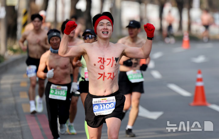 [대구=뉴시스] 이무열 기자 = 5일 대구 달서구 두류공원 2.28 자유광장에서 열린 제17회 전국새해 알몸마라톤대회에서 참가자들이 추위도 잊은 채 힘차게 달리고 있다. 2025.01.05. lmy@newsis.com