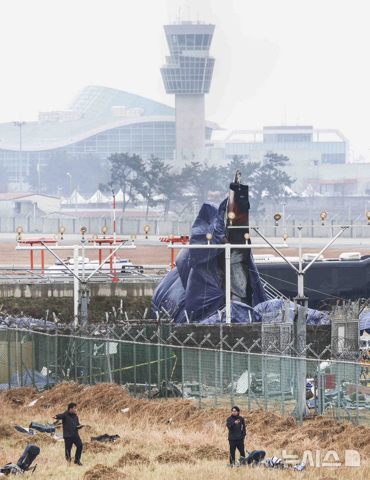 [무안=뉴시스] 김근수 기자 = 제주항공 여객기 참사 8일째인 5일 전남 무안군 무안국제공항 사고 현장에 여객기 꼬리 부분이 방수포로 덮여 있다. 2025.01.05. ks@newsis.com