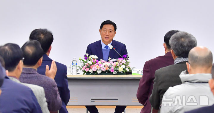 [장성=뉴시스] 김한종 전남 장성군수(가운데)가 소통행정 강화를 위해 군민과의 대화에 나서고 있다. (사진=장성군 제공) 2025.01.05. photo@newsis.com