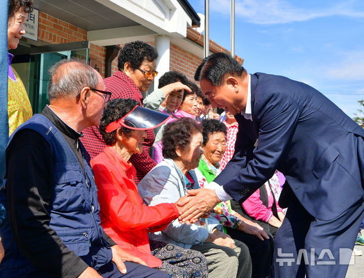 [장성=뉴시스] 김한종 전남 장성군수(오른쪽)가 마을경로당을 방문해 어르신들의 안부를 살피고 있다. (사진=장성군 제공) 2025.01.05. photo@newsis.com