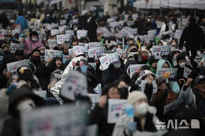 [서울=뉴시스] 정병혁 기자 = 5일 서울 용산구 대통령 관저 인근에서 열린 내란수괴 윤석열 체포 구속 긴급행동 집회에서 참가자들이 구호를 외치고 있다. 2025.01.05. jhope@newsis.com