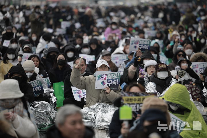 [서울=뉴시스] 정병혁 기자 = 5일 서울 용산구 대통령 관저 인근에서 열린 내란수괴 윤석열 체포 구속 긴급행동 집회에서 참가자들이 구호를 외치고 있다. 2025.01.05. jhope@newsis.com