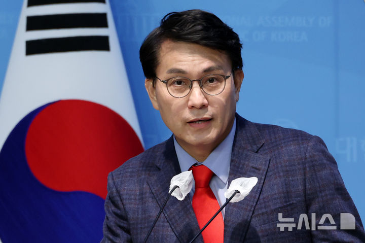 [서울=뉴시스] 조성우 기자 = 윤상현 국민의힘 의원이 5일 오후 서울 여의도 국회 소통관에서 헌법재판소의 윤석열 대통령 탄핵심판 절차와 관련해 기자회견을 하고 있다. 2025.01.05. xconfind@newsis.com