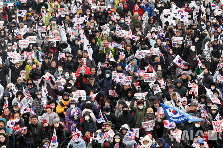 [서울=뉴시스] 김금보 기자 = 5일 서울 용산구 한남동 대통령 관저 인근에서 시민들이 윤석열 대통령을 지지하는 탄핵 반대 집회를 하고 있다. 2025.01.05. kgb@newsis.com