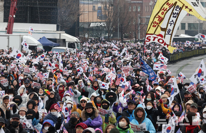 [서울=뉴시스] 김금보 기자 = 5일 서울 용산구 한남동 대통령 관저 인근에서 시민들이 윤석열 대통령을 지지하는 탄핵 반대 집회를 하고 있다. 2025.01.05. kgb@newsis.com