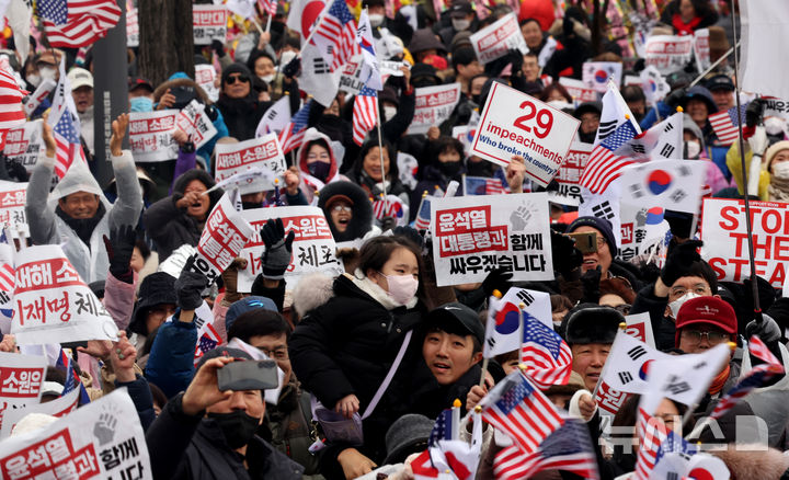 [서울=뉴시스] 김금보 기자 = 5일 서울 용산구 한남동 대통령 관저 인근에서 시민들이 윤석열 대통령을 지지하는 탄핵 반대 집회를 하고 있다. 2025.01.05. kgb@newsis.com