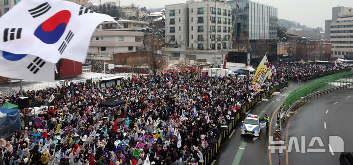 [서울=뉴시스] 김금보 기자 = 지난 5일 서울 용산구 한남동 대통령 관저 인근에서 시민들이 윤석열 대통령을 지지하는 탄핵 반대 집회를 하고 있다. 2025.01.05. kgb@newsis.com