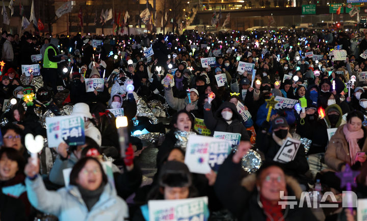 [서울=뉴시스] 홍효식 기자 = 5일 오후 서울 용산구 대통령 관저 인근에서 열린 '윤석열 즉각 체포 긴급행동 집회'에서 참가자들이 피켓을 들고 있다. 2025.01.05. yesphoto@newsis.com