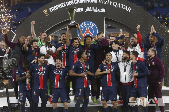 [도하=AP/뉴시스] 이강인을 비롯한 파리 생제르맹(PSG) 선수들이 지난달 5일(현지시각) 카타르 도하의 스타디움 974에서 열린 '2024 트로페 데 샹피옹'(프랑스 슈퍼컵) 정상에 올라 트로피를 들고 환호하고 있다. PSG는 결승전에서 후반 추가 시간 터진 우스만 뎀벨레의 결승 골로 AS 모나코를 1-0으로 꺾고 통산 13번째 정상에 올랐다. 이날 선발 출전한 이강인은 67분을 소화하면서 PSG 입단 이후 4번째 우승컵을 안았다. 2025.01.06.