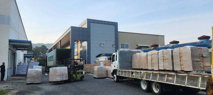 [보령=뉴시스] 지난 3일 충남 보령 대천농공단지에서 미국으로 수출되는 보령 농수특산물이 트럭에 올려지고 있다. (사진=보령시 제공) 2025.01.06. photo@newsis.com *재판매 및 DB 금지