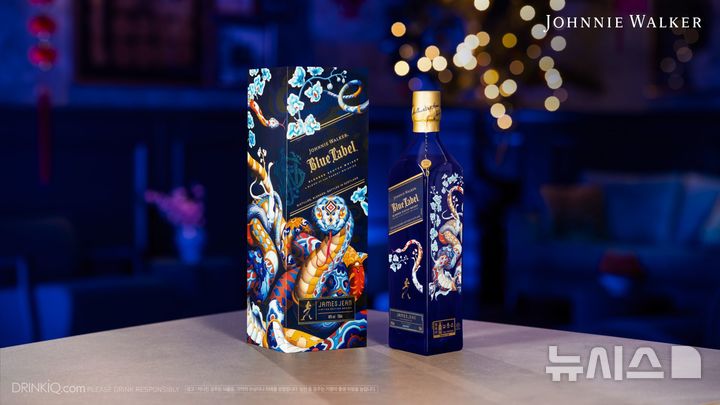 [서울=뉴시스] 디아지오코리아, 2025년 푸른 뱀의 해를 맞아 '조니워커 블루 뱀띠 에디션' 한정 출시. (사진= 디아지오코리아 제공) 