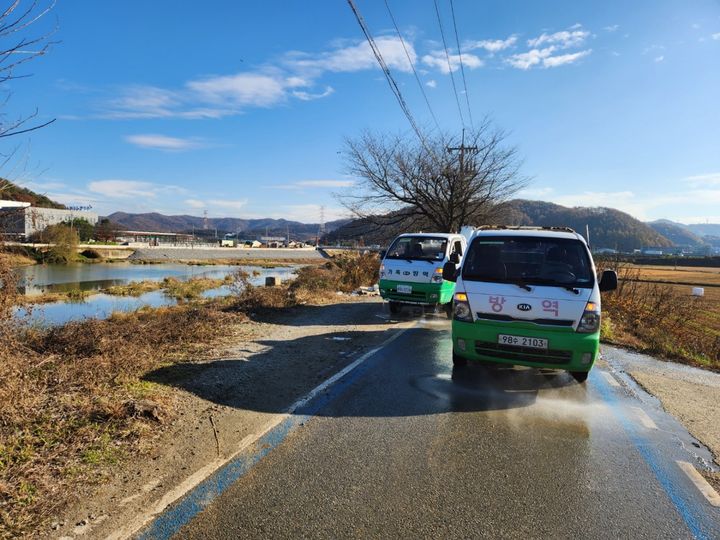 [천안=뉴시스] 조류인플루엔자 방역 모습. (사진=뉴시스 DB) *재판매 및 DB 금지