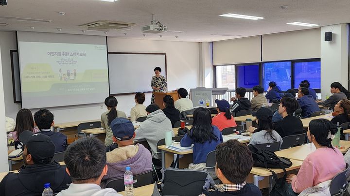 [인천=뉴시스] 인하대 국제관계연구소 다문화및사회통합연구센터가 진행한 2024년 이민자 사회통합 프로그램. (사진=인하대 제공) 2025.01.06. photo@newsis.com *재판매 및 DB 금지