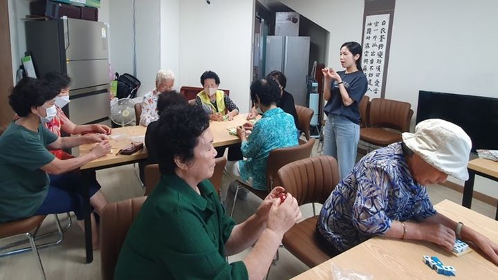 [울산=뉴시스] 울산시 북구 강동동 남정자마을이 보건복지부 선정 우수 치매안심마을로 지정됐다. 치매 예방 프로그램 진행 모습. (사진=북구 제공) 2025.01.06. photo@newsis.com *재판매 및 DB 금지