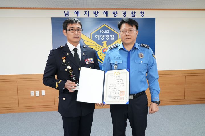 [부산=뉴시스] 남해지방해양경찰청 특공대 폭발물처리(EOD)팀장 이석형 경위는 대한민국 공무원상을 수상해 대통령 표창을 전달받았다. (사진=남해지방해양경찰청 제공) 2025.01.06. photo@newsis.com *재판매 및 DB 금지